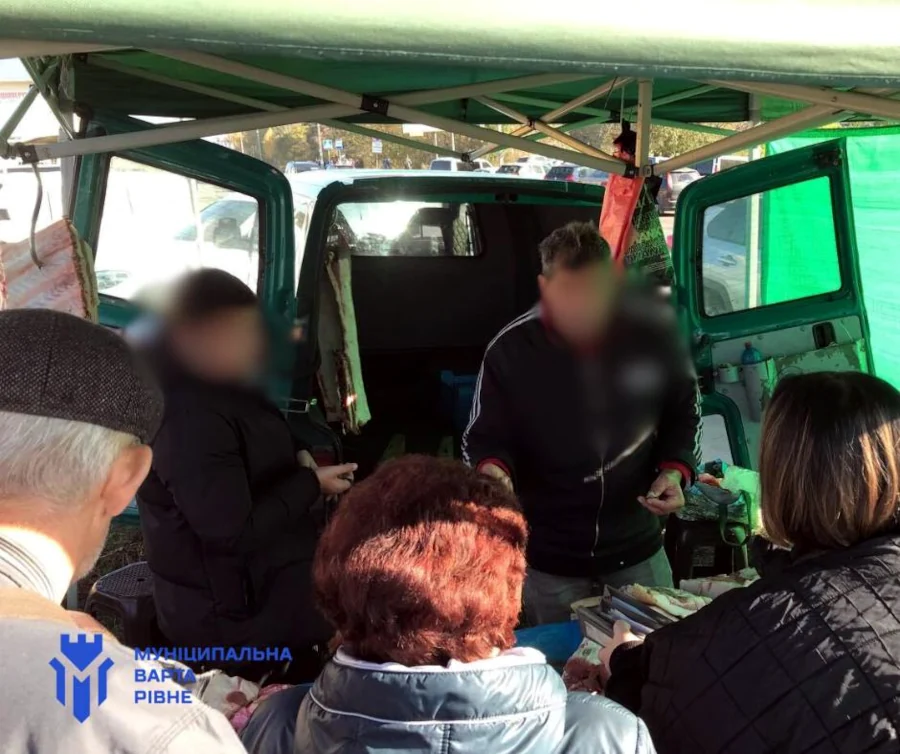 М'ясною продукцією торгували в Рівному поза межами ринку - фото 2