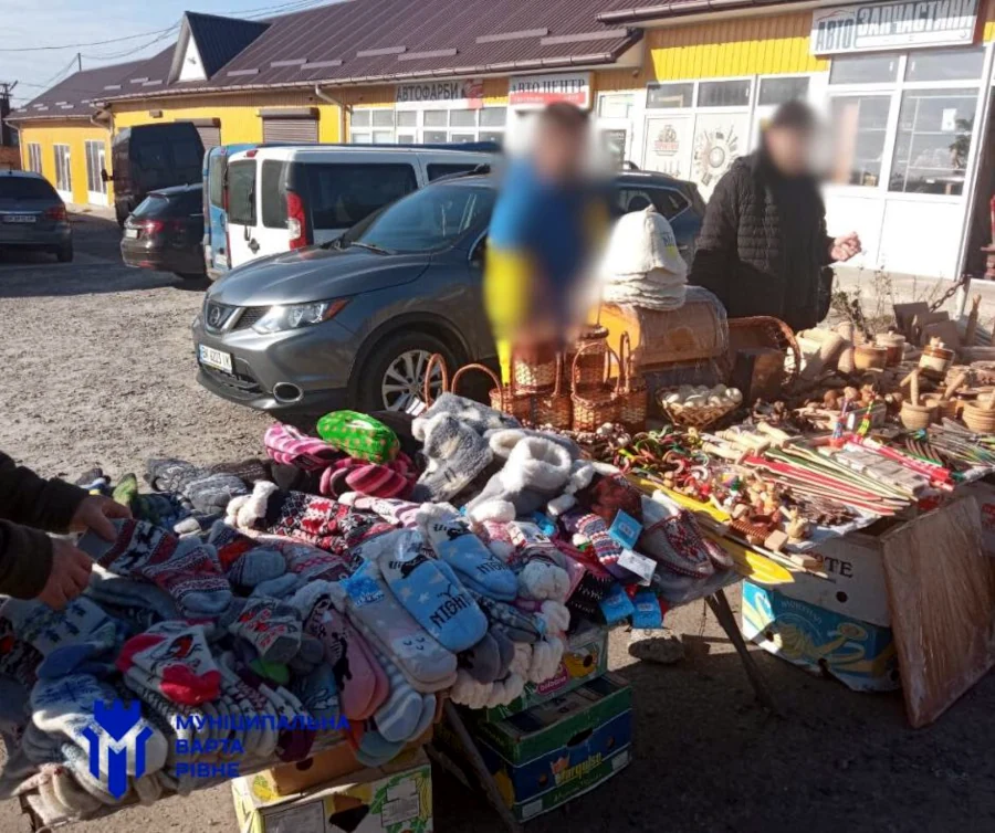 М'ясною продукцією торгували в Рівному поза межами ринку - фото 3