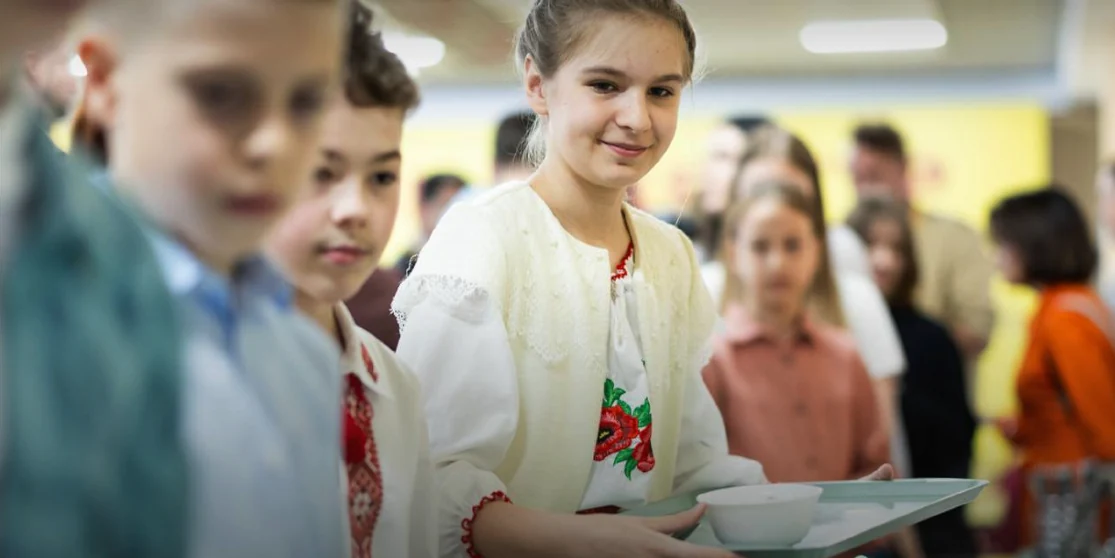 Учні 1-4 класів по всій Україні харчуватимуться безоплатно з жовтня