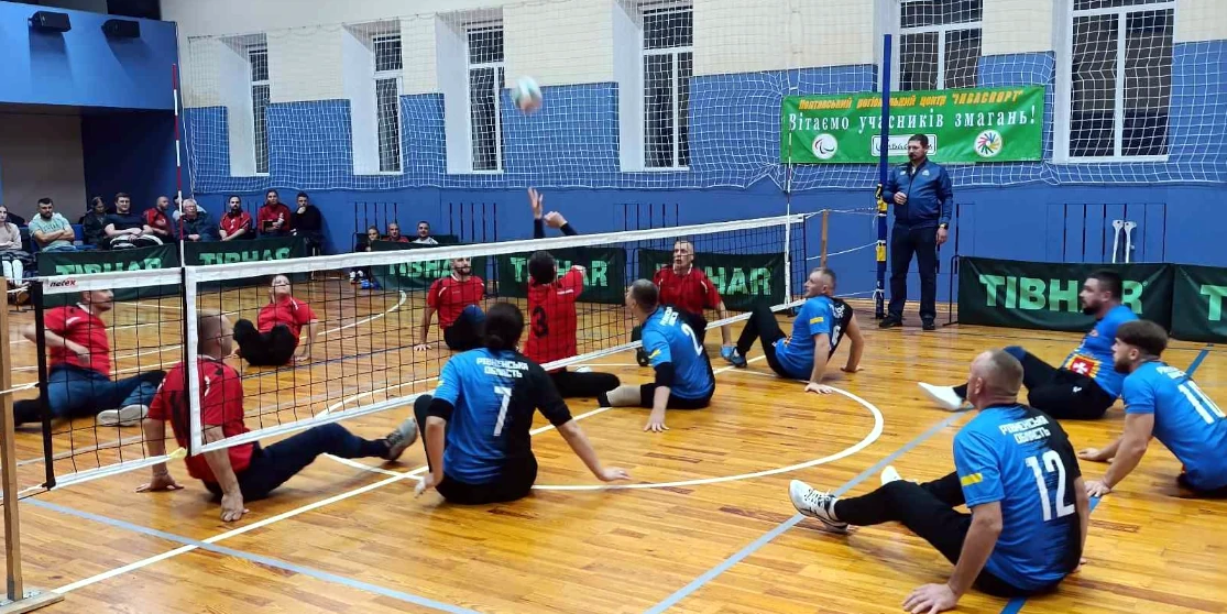 Перші медалі чемпіонату України з волейболу сидячи здобула команда Рівненщини