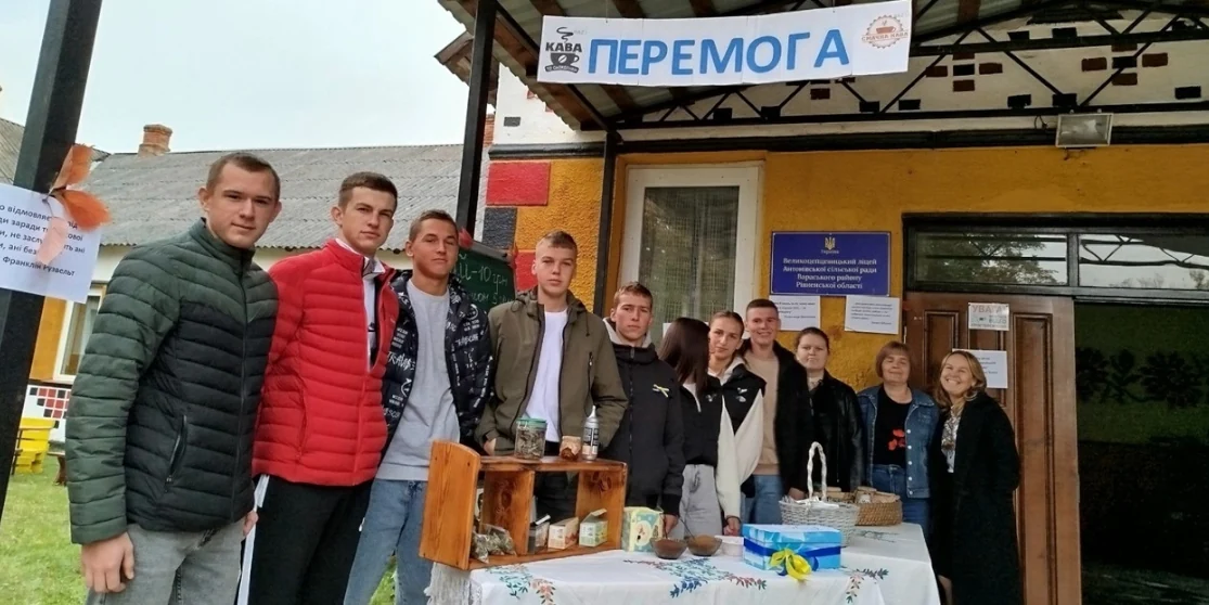 В Антонівській громаді на ярмарку зібрали майже 150 тис. на ЗСУ (ФОТО) В Антонівській громаді на ярмарку зібрали майже 150 тис. на ЗСУ (ФОТО)