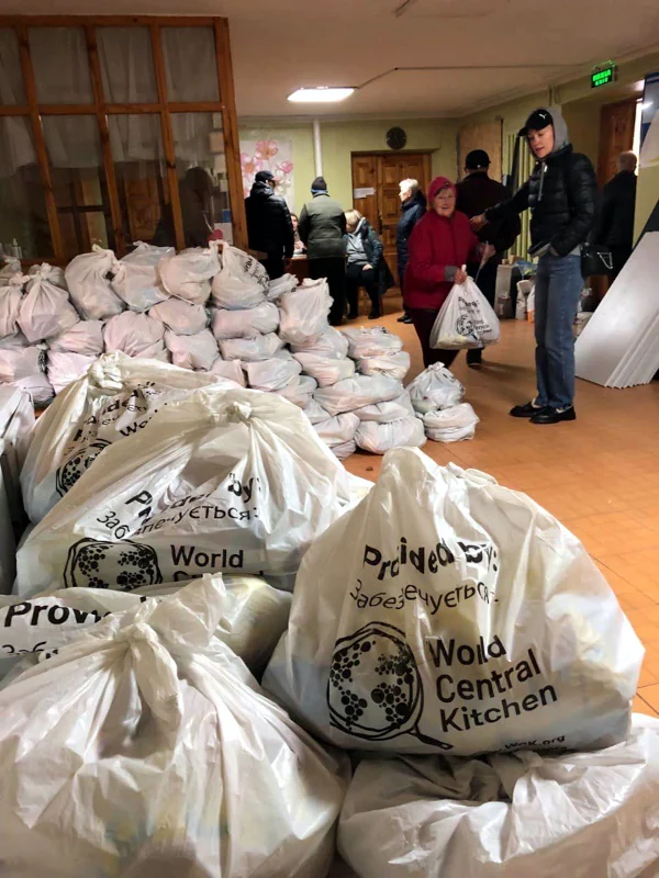 Майже 800 сімей ВПО на Рівненщині отримали продуктові набори - фото 1