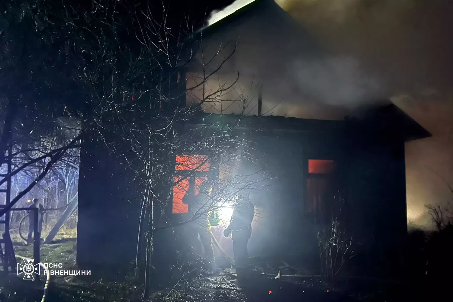 Пожежники Рівненщини дві години рятували будинок