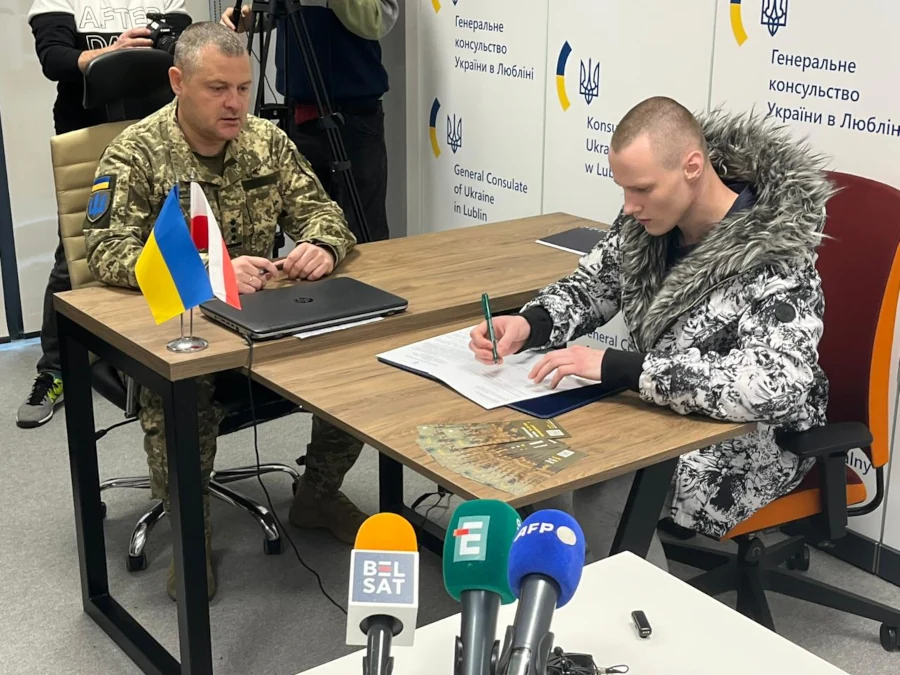 Перші добровольці Українського легіону підписали в Польщі контракти із ЗСУ - фото 2
