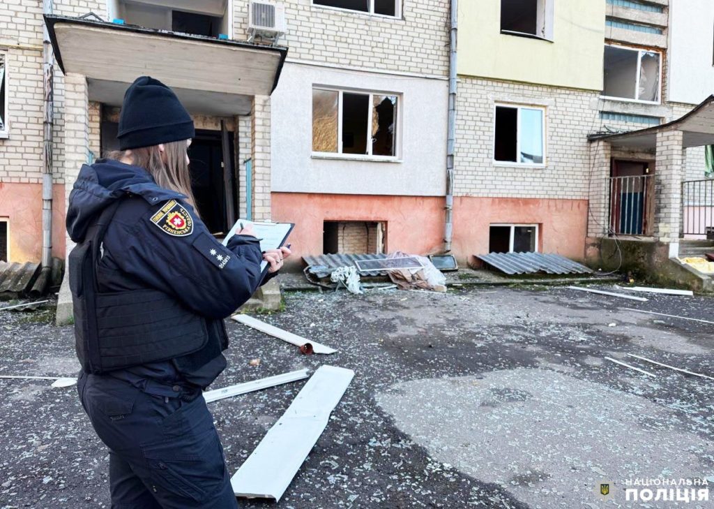Поліцейські збирають докази ворожого обстрілу рф на Рівненщині (ФОТО) - фото 2