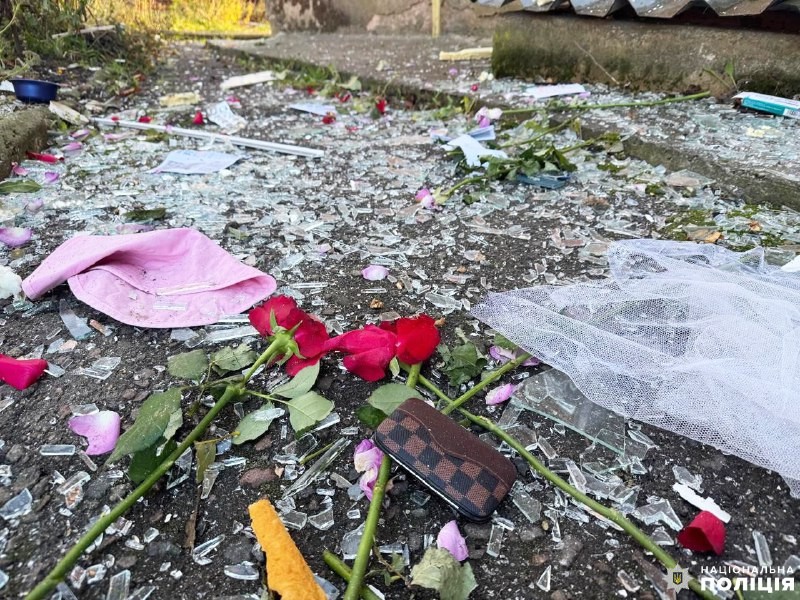 Поліцейські збирають докази ворожого обстрілу рф на Рівненщині (ФОТО) - фото 7