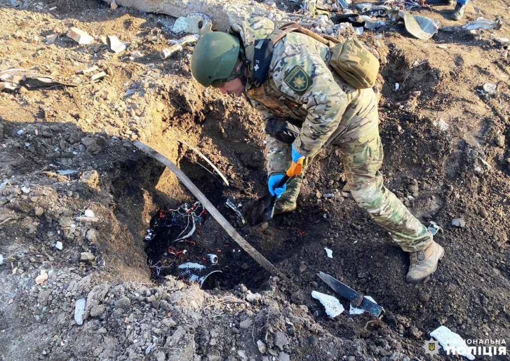 Поліцейські збирають докази ворожого обстрілу рф на Рівненщині (ФОТО) - фото 8
