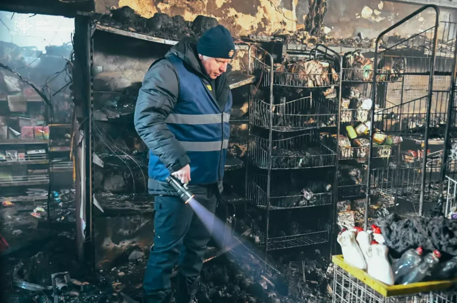 Всю ніч горіли магазини на Рівненщині - фото 2 Всю ніч горіли магазини на Рівненщині - фото 2