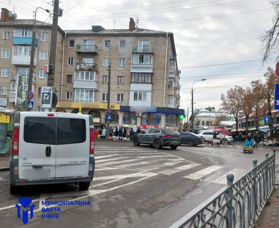 200 постанов за порушення паркування виписали в Рівному на вихідних - фото 1 200 постанов за порушення паркування виписали в Рівному на вихідних - фото 1