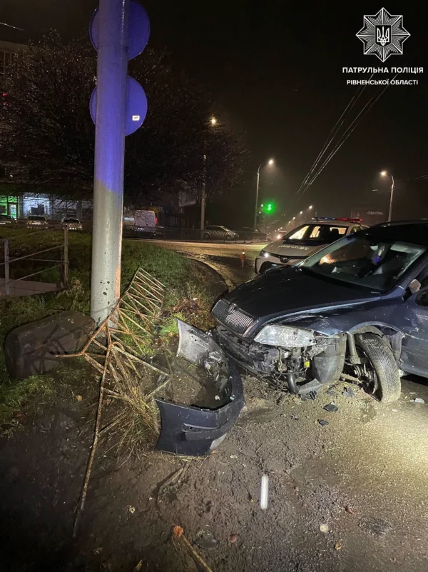 Водій напідпитку в'їхав в огорожу в Рівному - фото 1