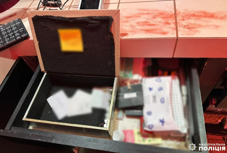 Злодій з Житомира у Рівному проник у квітковий магазин і вкрав 30 тис. гривень - фото 1