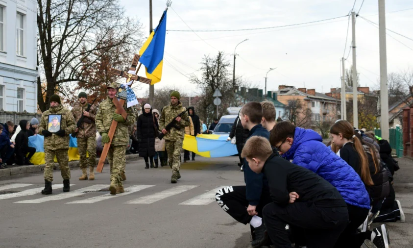 З полеглим воїном попрощалися у громаді на Рівненщині