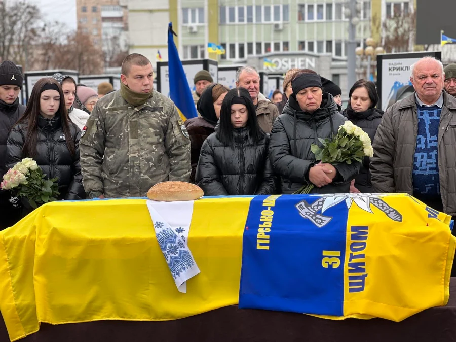 Полеглого захисника провели в останню дорогу в Рівному - фото 1