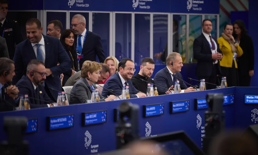 Президент: Нам потрібна достатня кількість зброї, а не підтримка в переговорах