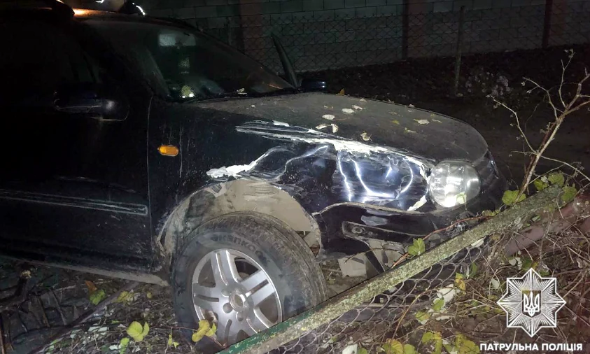 Нетверезий водій у Рівному розвалив сусіду паркан