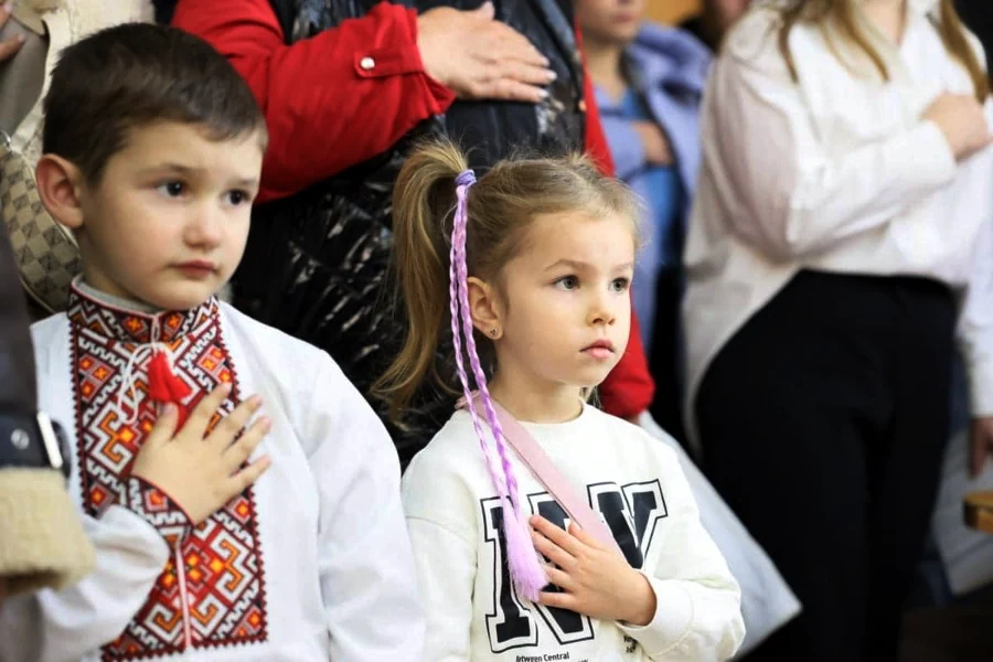 Дітям полеглих захисників з Рівненщини вручили кулони-обереги Дітям полеглих захисників з Рівненщини вручили кулони-обереги