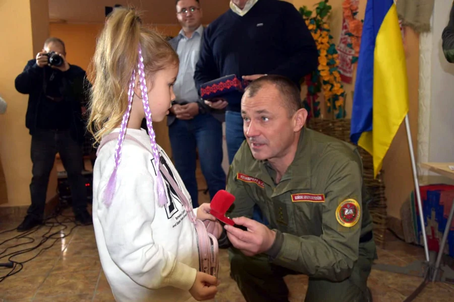 Дітям полеглих захисників з Рівненщини вручили кулони-обереги Дітям полеглих захисників з Рівненщини вручили кулони-обереги