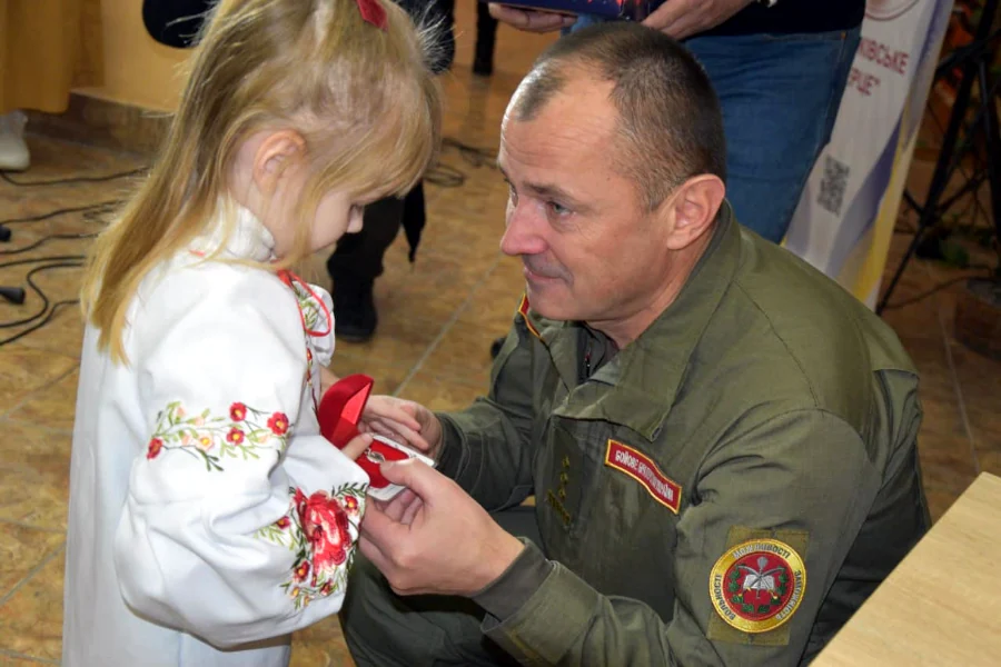 Дітям полеглих захисників з Рівненщини вручили кулони-обереги Дітям полеглих захисників з Рівненщини вручили кулони-обереги