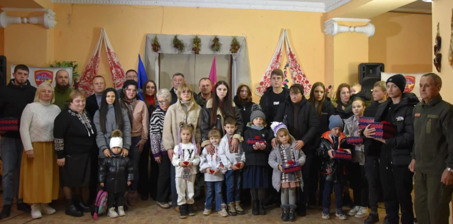 Дітям полеглих захисників з Рівненщини вручили кулони-обереги Дітям полеглих захисників з Рівненщини вручили кулони-обереги