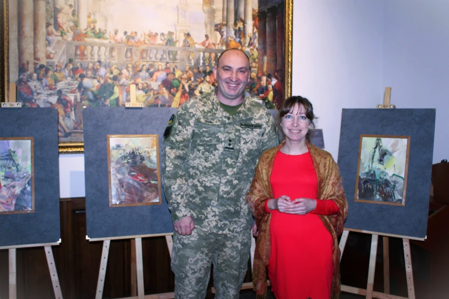 Виставку картин з військовою технікою презентувала в Дубні рівненська художниця - фото 1