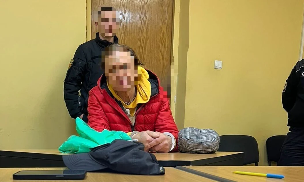 Чоловіка, який витер ноги об український прапор в Рівному, примусово лікуватимуть