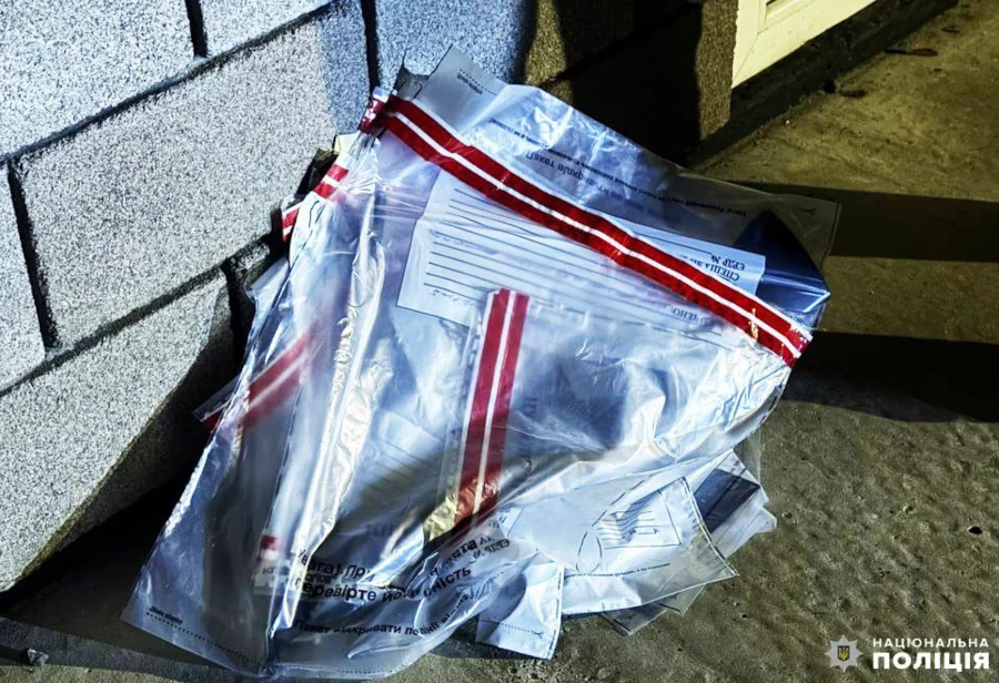 Раніше судимого чоловіка з двома гранатами затримали на Рівненщині (ВІДЕО) - фото 1 Раніше судимого чоловіка з двома гранатами затримали на Рівненщині (ВІДЕО) - фото 1