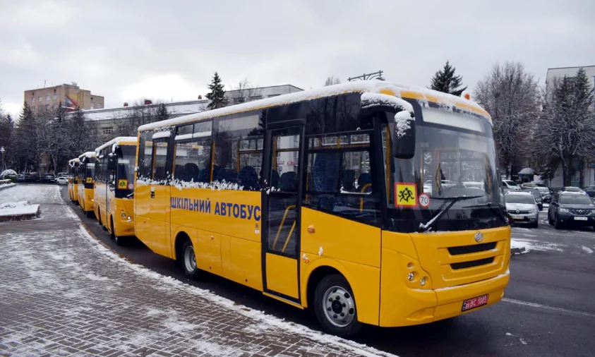 Чотири шкільні автобуси отримали громади Рівненщини