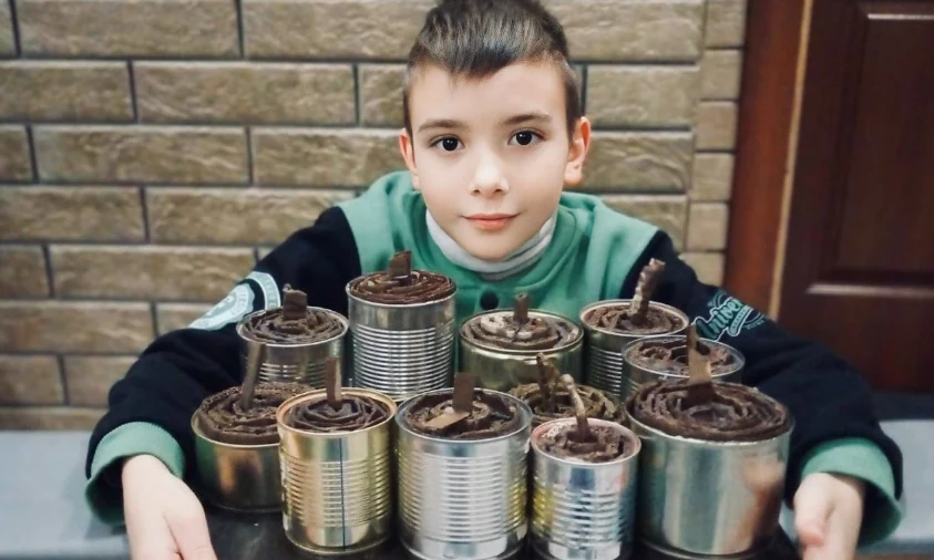 Десятилітній волонтер з Рівненщини невтомно виготовляє окопні свічки