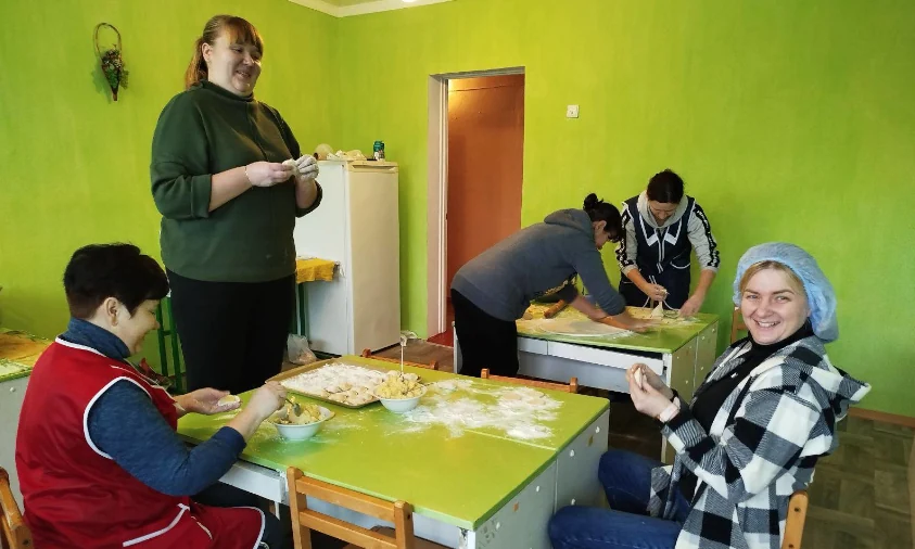 Громада з Рівненщини зібрала Різдвяні посилки для захисників (ФОТО)