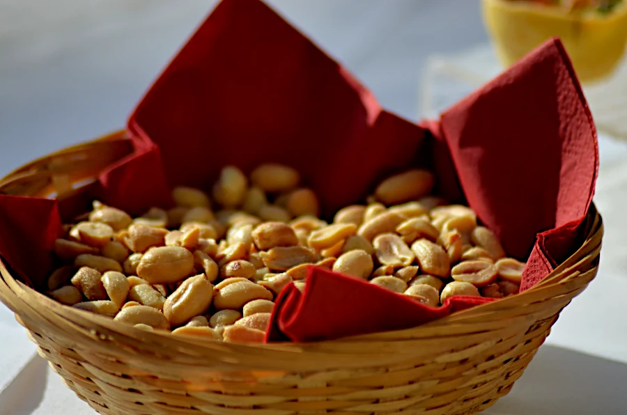 Арахіс, серед інших продуктів, покращує кишкову мікрофлору - фото 1