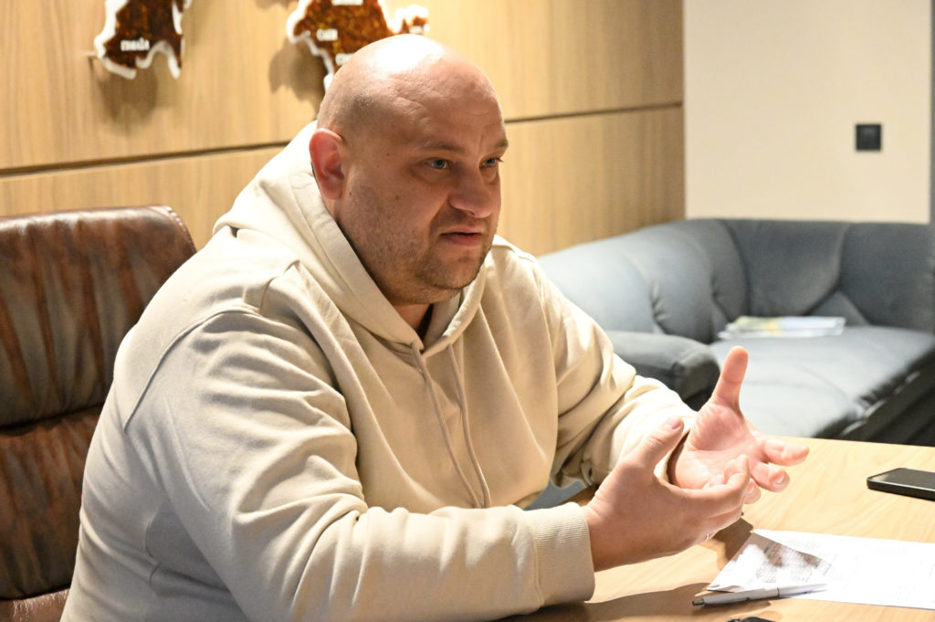 Шейхів вразили рівненські бурштинові вироби - фото 1