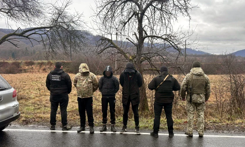 Цинічна схема втечі за кордон: маскувались під траурний кортеж полеглого воїна