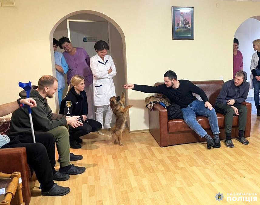 Каністерапію пораненим бійцям провели у Рівному