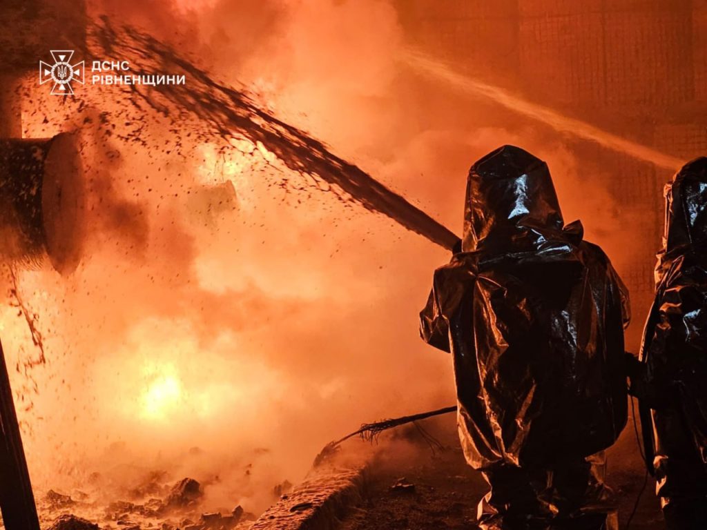 Вночі російські дрони атакували енергетичний об'єкт на Рівненщині - фото 1 Вночі російські дрони атакували енергетичний об'єкт на Рівненщині - фото 1