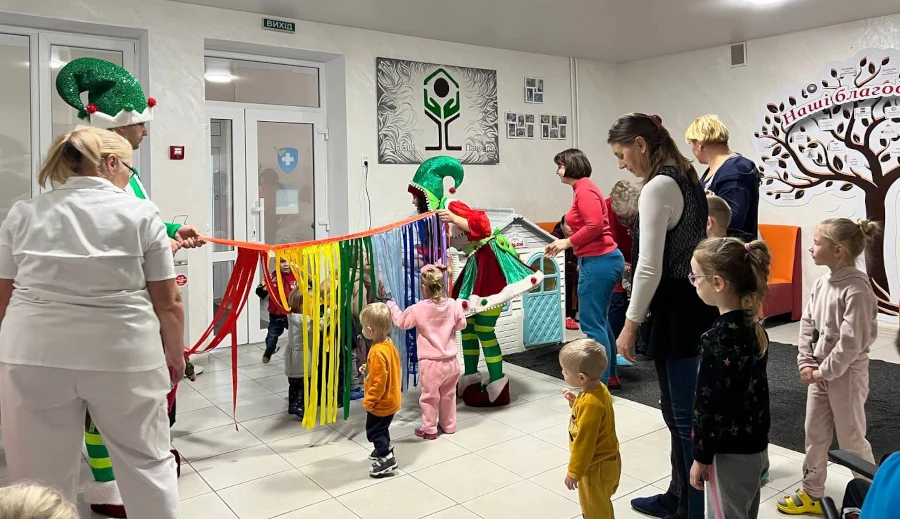 Місія помічників Святого Миколая від меблевої компанії у Рівненському дитячому будинку - фото 1 Місія помічників Святого Миколая від меблевої компанії у Рівненському дитячому будинку - фото 1