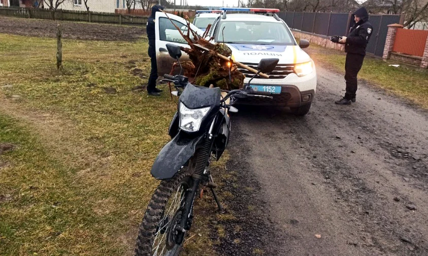 На Рівненщині п’яний і без шолома мотоцикліст намагався відкупитися від поліції
