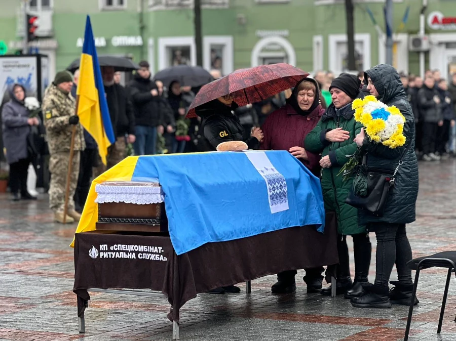 Полеглого захисника провели в останню дорогу в Рівному - фото 1 Полеглого захисника провели в останню дорогу в Рівному - фото 1
