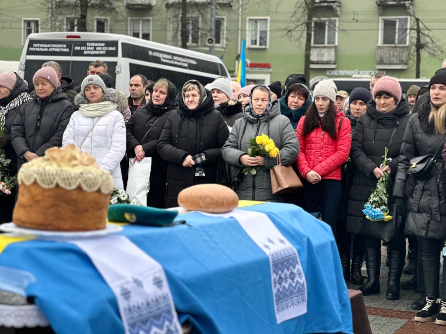 Трьох воїнів провели в останню дорогу в Рівному - фото 1 Трьох воїнів провели в останню дорогу в Рівному - фото 1