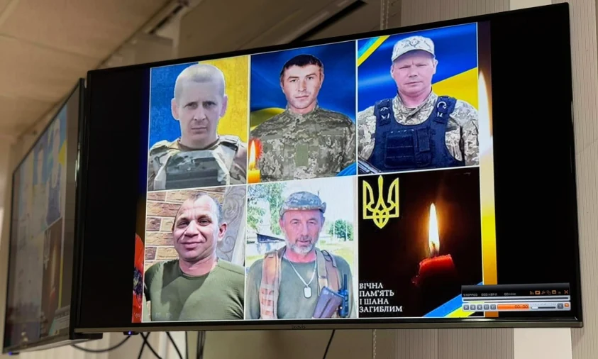 Родини п’ятьох полеглих захисників з Рівненщини отримали посмертні нагороди