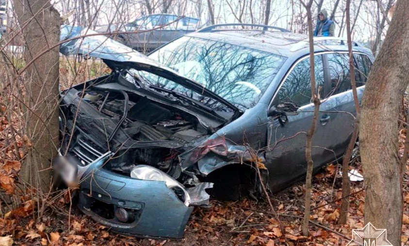 Біля Рівного п’яний водій протаранив 3 авто та врізався у дерево
