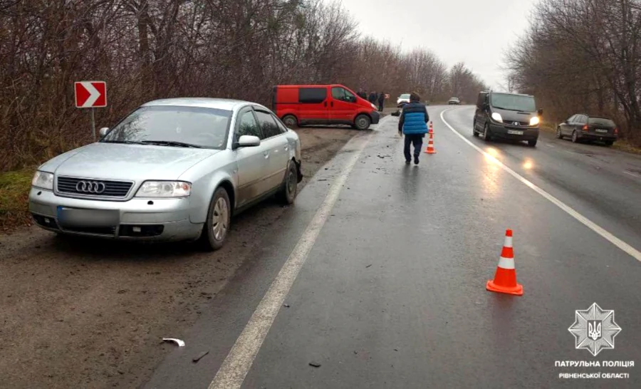 Біля Рівного п'яний водій протаранив 3 авто та врізався у дерево - фото 1 Біля Рівного п'яний водій протаранив 3 авто та врізався у дерево - фото 1