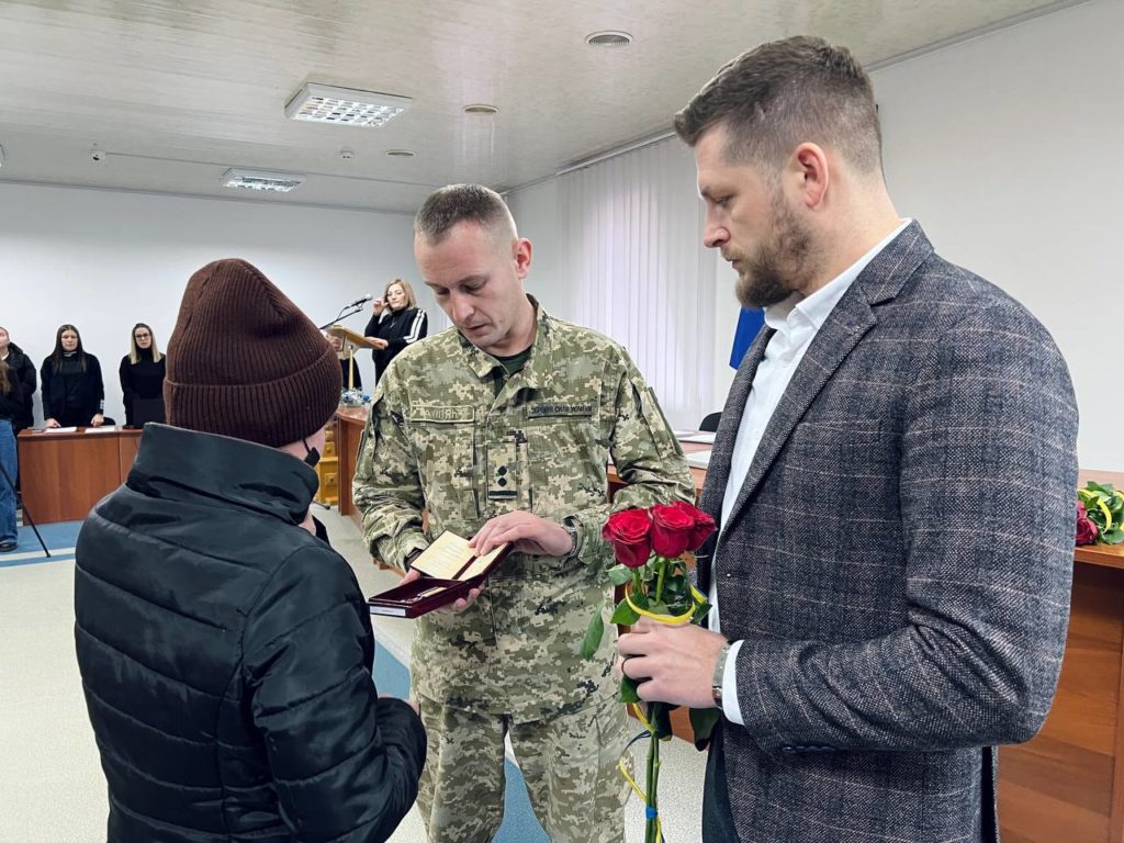 Рідним загиблих захисників вручили нагороди воїнів - фото 3