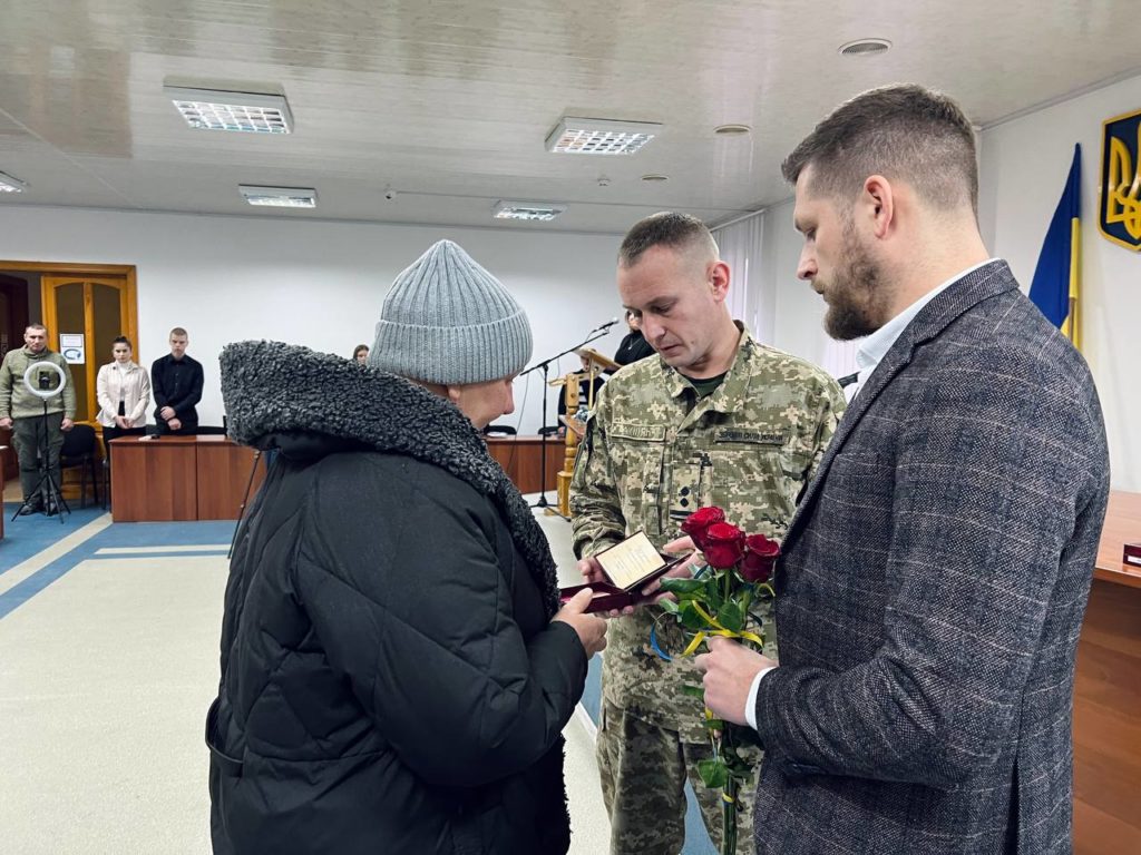 Рідним загиблих захисників вручили нагороди воїнів - фото 4