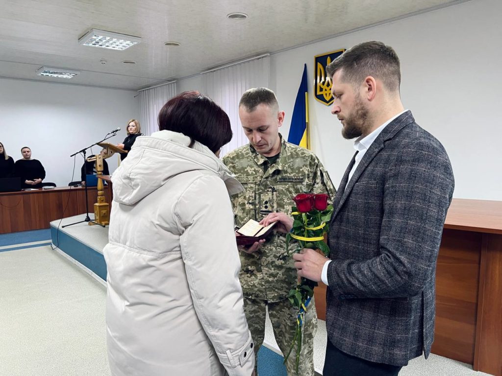 Рідним загиблих захисників вручили нагороди воїнів - фото 2
