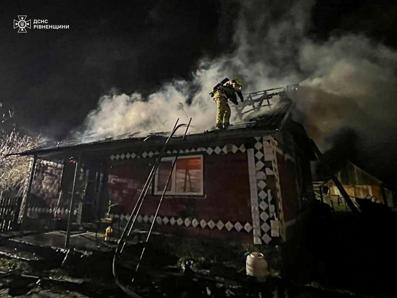 Вогонь на Рівненщині пошкодив покриття будинку