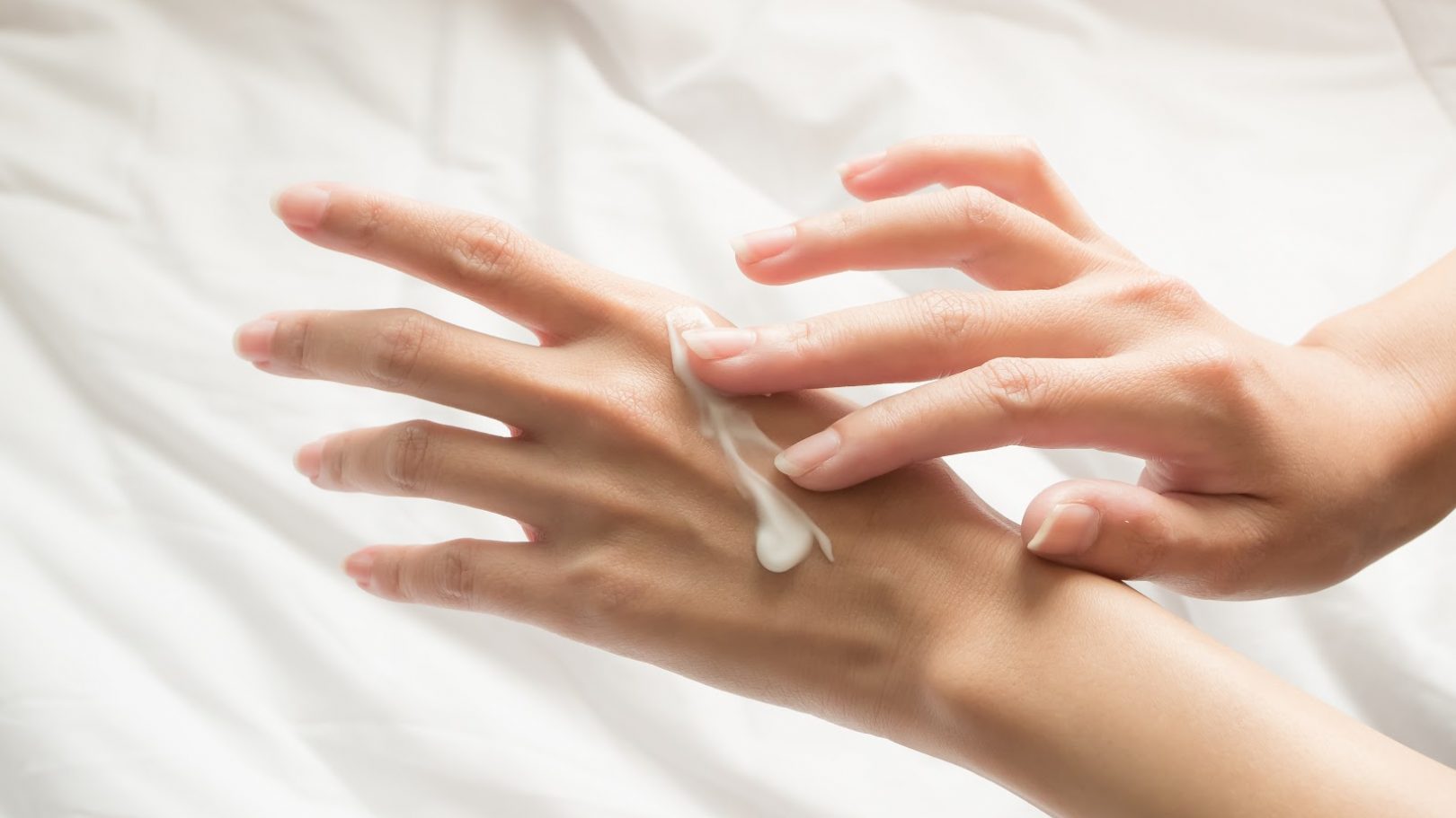 Як доглядати за руками взимку: поради для збереження зволоження та гладкості Як доглядати за руками взимку: поради для збереження зволоження та гладкості