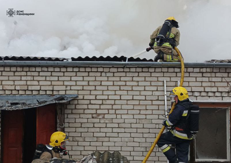 На пожежі рятувальники Рівненщини виявили тіла двох чоловіків