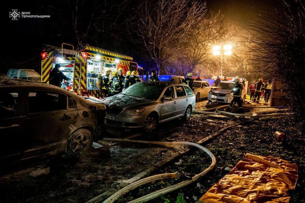 Російський дрон влучив у багатоповерхівку в Тернополі - фото 1