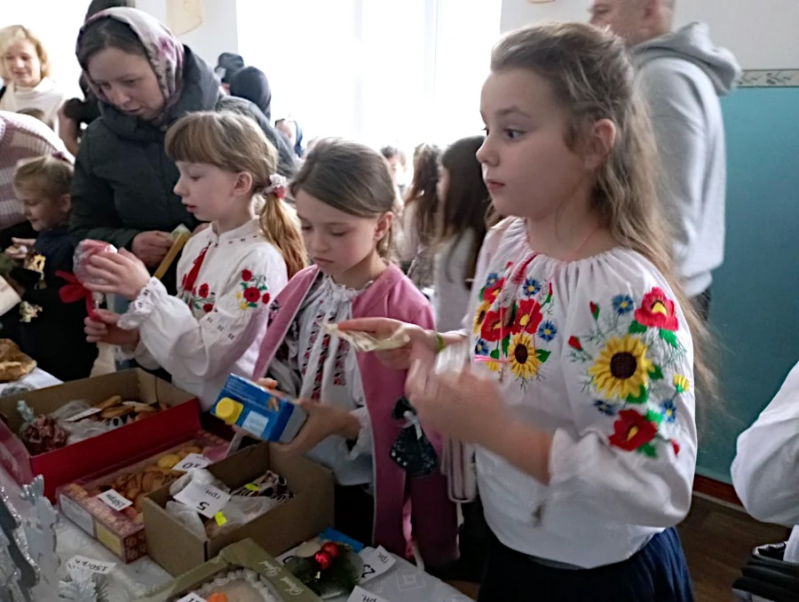 Понад 100 тис. грн на підтримку ЗСУ зібрали учні двох шкіл Рівненщини - фото 1