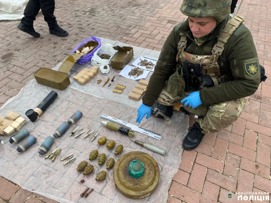 В автомобілі рівнянина вилучили склад зброї - фото 2 В автомобілі рівнянина вилучили склад зброї - фото 2